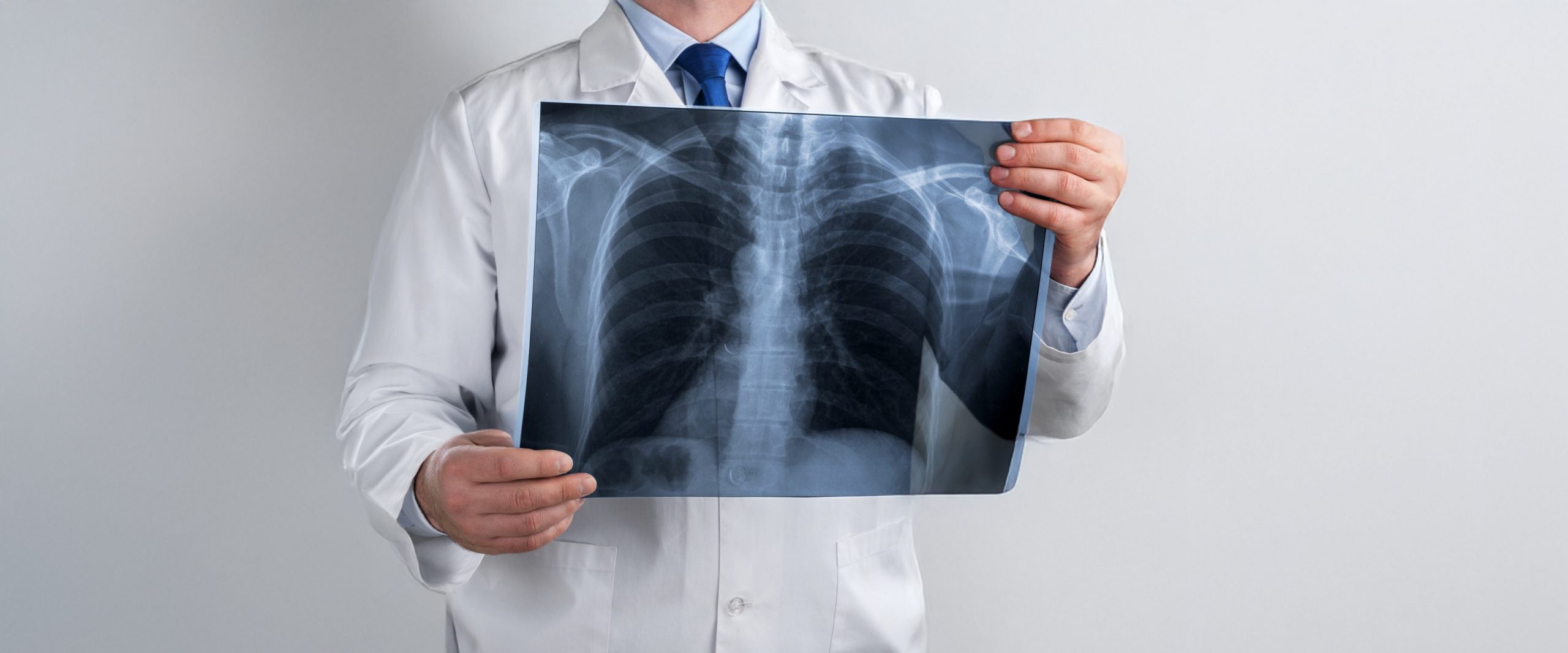 ¿En qué se diferencia el examen médico migratorio de una consulta médica común?