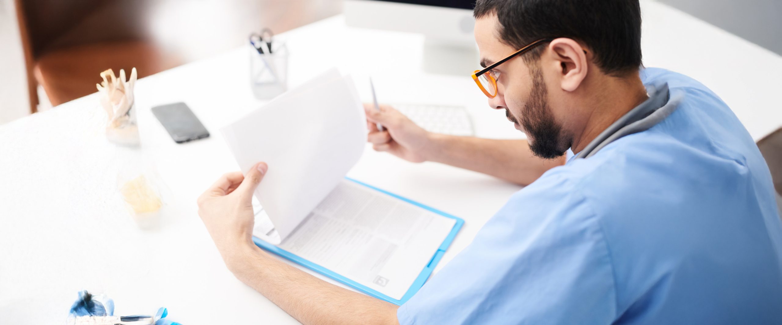 ¿Qué condiciones de salud se evalúan en un examen de salud migratoria?