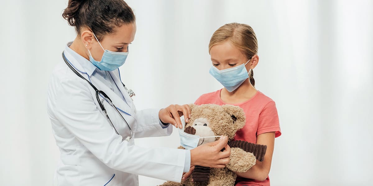 Cómo explicar el examen médico migratorio a niños y adolescentes
